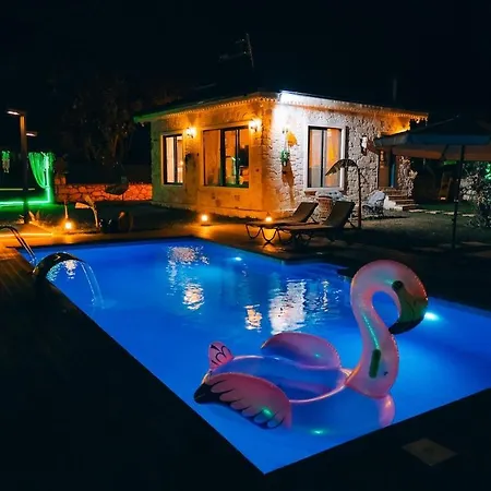 Medasuite Stone House With Detached Pool וילה